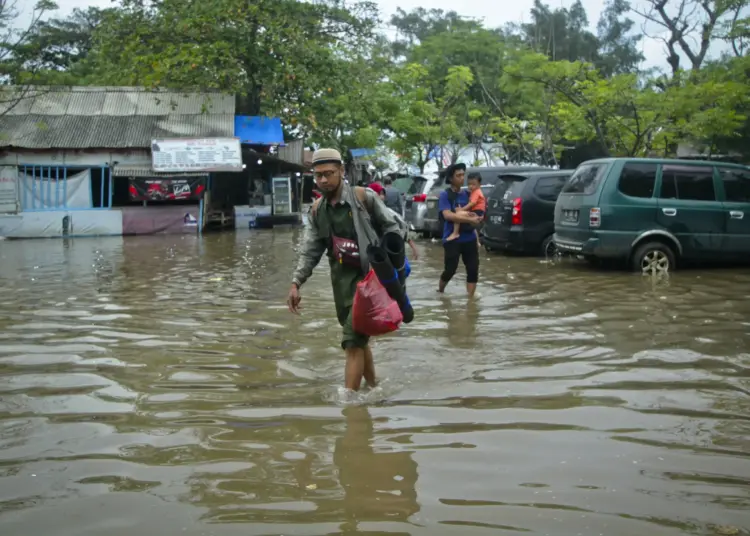 Foto Banjir Rob di Kawasan Pantai Tanjung Pasir Tangerang