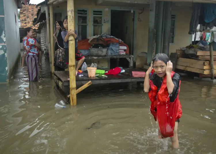 Foto Banjir Rob di Kawasan Pantai Tanjung Pasir Tangerang