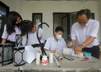 Foto Pelatihan Membuat Kerajinan di Sekolah