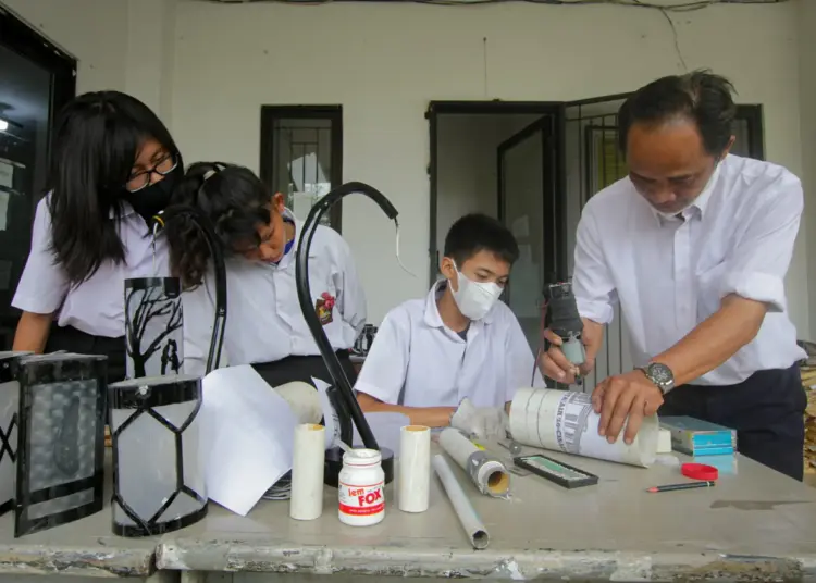 Foto Pelatihan Membuat Kerajinan di Sekolah