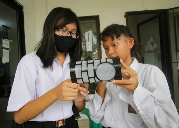 Foto Pelatihan Membuat Kerajinan di Sekolah