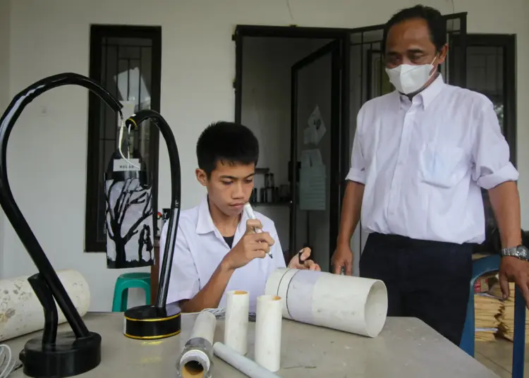 Foto Pelatihan Membuat Kerajinan di Sekolah