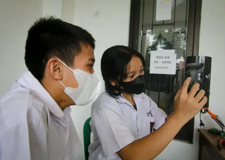 Foto Pelatihan Membuat Kerajinan di Sekolah