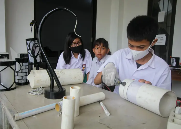 Foto Pelatihan Membuat Kerajinan di Sekolah