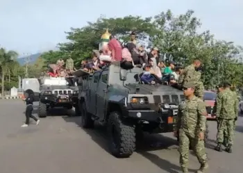 Masyarakat Pandeglang, sedang berswa foto dan menaiki kendaraan tempur Batalyon Infanteri Mekanis 320/Badak Putih Kostrad, di Alun-alun Pandeglang, Minggu (4/12/2022). (ISTIMEWA)