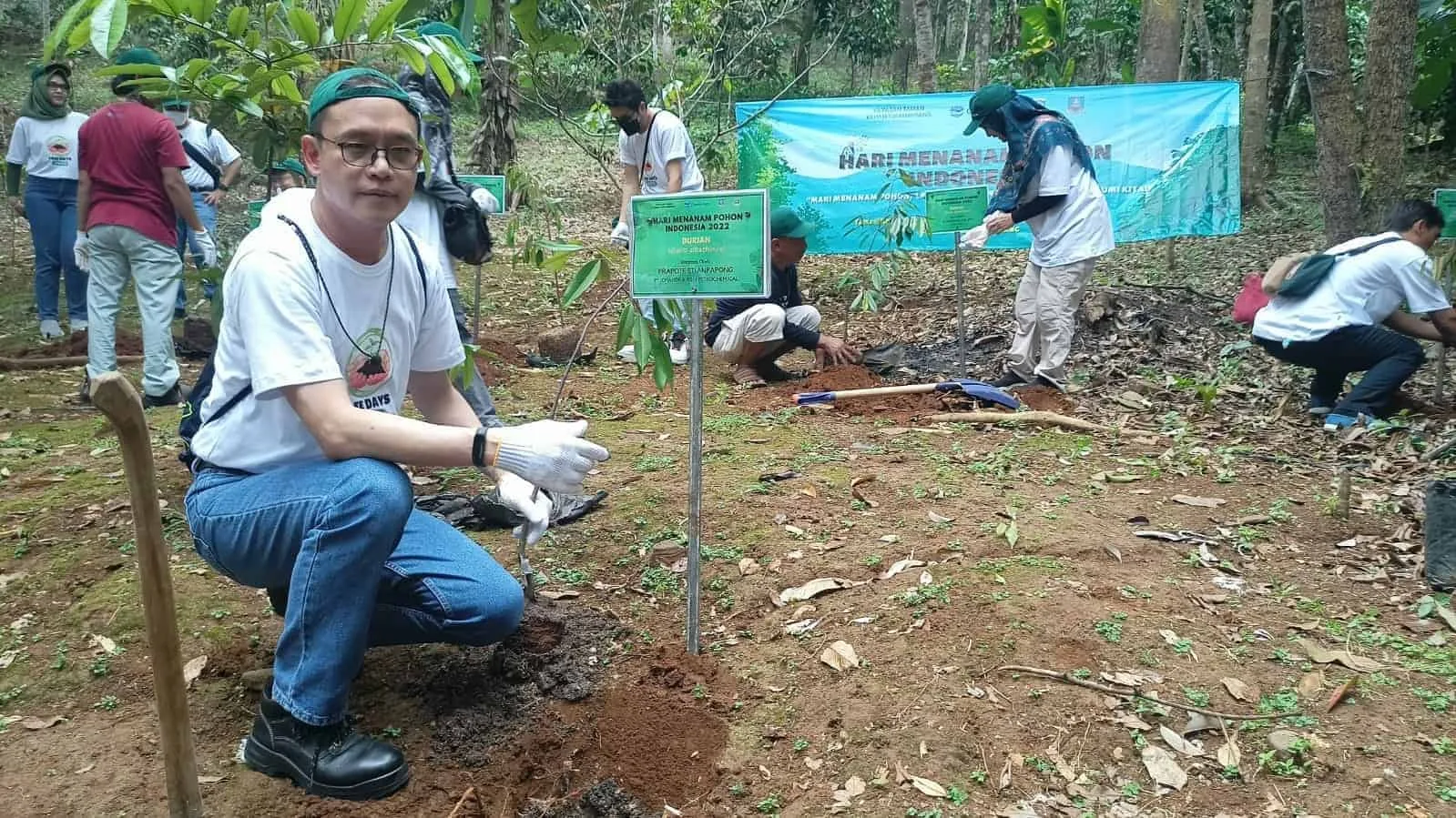 Ratusan karyawan industri kimia, menanam pohon di Taman Kehati Kampung 165, Desa Kadubeureum, Kecamatan Padarincang, Kabupaten Serang, Rabu (7/12/2022). Sebagai upaya perlindungan lingkungan, serta mitigasi dan adaptasi perubahan iklim. (ISTIMEWA)