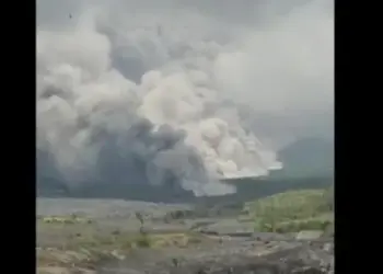 Gunung Semeru Kembali Erupsi, Asap Hitam Membumbung Tinggi