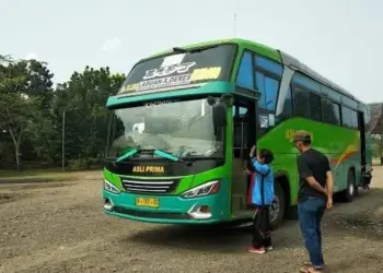 Bus jurusan Labuan-Kalideres sedang menunggu penumpang di terminal Labuan, Kabupaten Pandeglang. (ISTIMEWA)