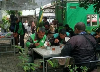 Jumat Berkah, KWT Mina Tani Lestari Cibodas Sediakan Sarapan Gratis, Ojol: Alhamdulillah Membantu Berhemat