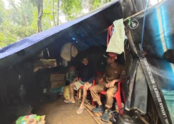 Rumah Ambruk, Sebulan Sudah Nasuhi Tinggal di Bawah Gubuk Terpal