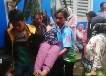 Kelelahan, Sejumlah Warga di Lebak Pingsan Saat Antre Penerimaan Bansos BBM