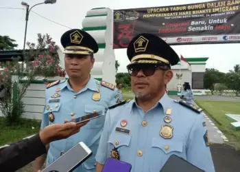 Kantor Imigrasi Serang, yang berada di bawah Kantor Wilayah (Kanwil) Kementerian Hukum dan Hak Asasi Manusia (KemenkumHAM), melakukan tabur bunga di Makam Pahlawan, Ciceri, Kota Serang, Selasa (24/1/2023). (LUTHFI/SATELITNEWS.COM)