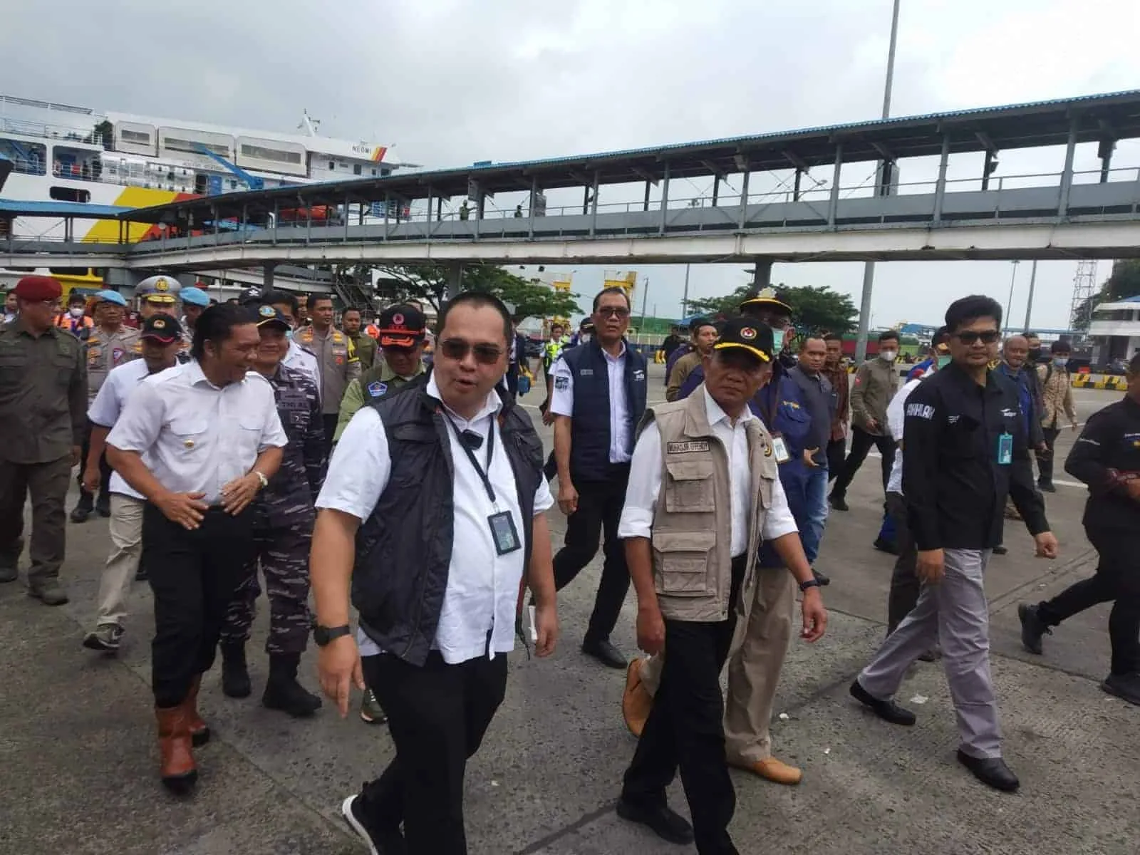 Menteri Kordinator (Menko) Pembangunan Manusia dan Kebudayaan (PMK) RI, Muhadjir Effendy, berkunjung ke Pelabuhan Merak, Minggu (1/1/2023). (LUTHFI/SATELITNEWS.COM)