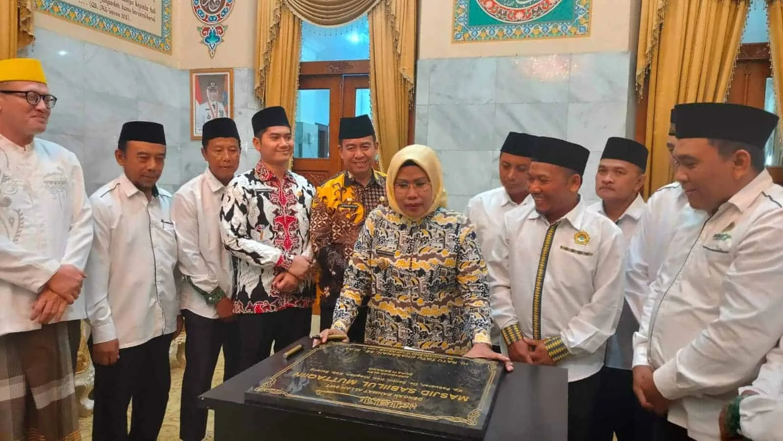 Bupati Serang Ratu Tatu Chasanah, menandatangani prasasti Masjid yang dibangun oleh LDII, dan akan diresmikan dalam waktu dekat ini. (SIDIK/SATELITNEWS.COM)