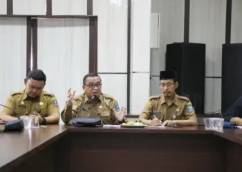 Jajaran Pejabat di lingkungan Pemkab Serang, melakukan Rapat Koordinasi (Rakor), yang membahas mengenai wisata religi Tanara, Selasa (10/1/2023). (SIDIK/SATELITNEWS.COM)