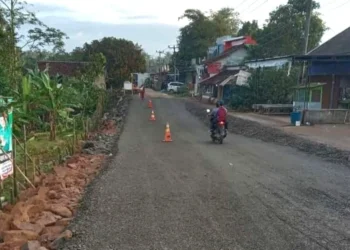 Pasca tergerus longsor, kondisi Jalan Raya Picung – Munjul, Kabupaten Pandeglang, kini sudah dapat dilalui pengendara, Kamis (5/1/2023). (ISTIMEWA)