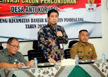 PENGARAHAN–Didampingi Pj Sekda Pandeglang, Taufik Hidayat dan Kepala Desa Bandung, Wahyu Kusnadiharja, pihak KPK RI sedang memberikan penjelasan program yang dicanangkannya di Desa Bandung, Selasa (31/1/2023). (ISTIMEWA)