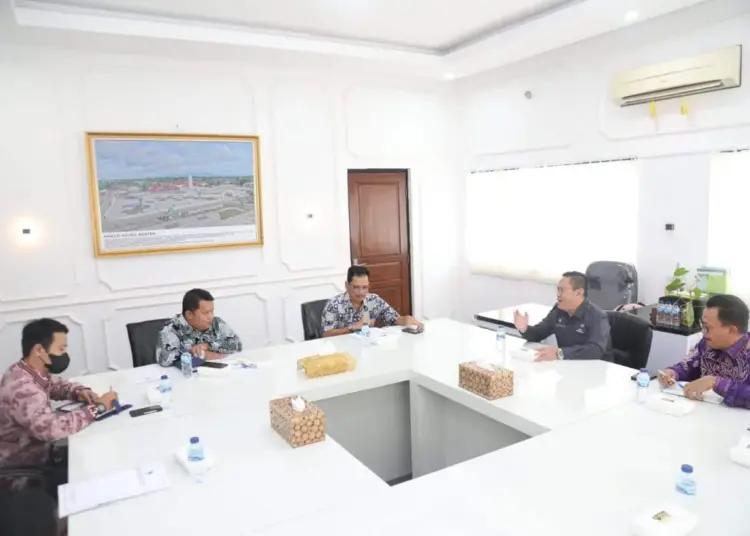 Ombudsman RI Perwakilan Provinsi Banten, memberikan penilaian zona hijau kepada Kota Serang, Kamis (5/1/2023). (LUTHFI/SATELITNEWS.COM)