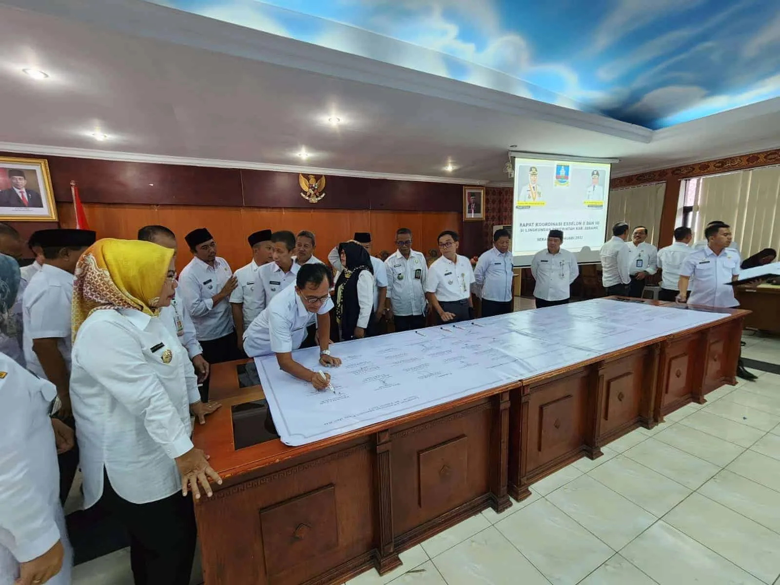 Bupati Serang Ratu Tatu Chasanah, Wabup, Sekda dan jajaran Kepala OPD di lingkungan Pemkab Serang, menandatangani pakta integritas kinerja di tahun 2023, Kamis (5/1/2023). (SIDIK/SATELITNEWS.COM)