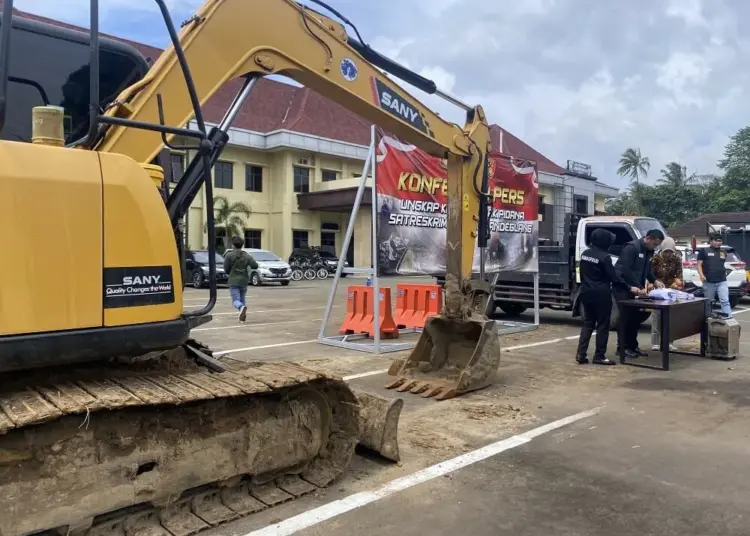 Alat berat, sebagai barang bukti penambangan pasir ilegal, diamankan di halaman Mapolres Pandeglang, Minggu (29/1/2023). (NIPAL SUTIANA/SATELITNEWS.COM)