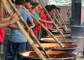 Foto Produksi Dodol dan Kue Keranjang Jelang Imlek di Tangerang