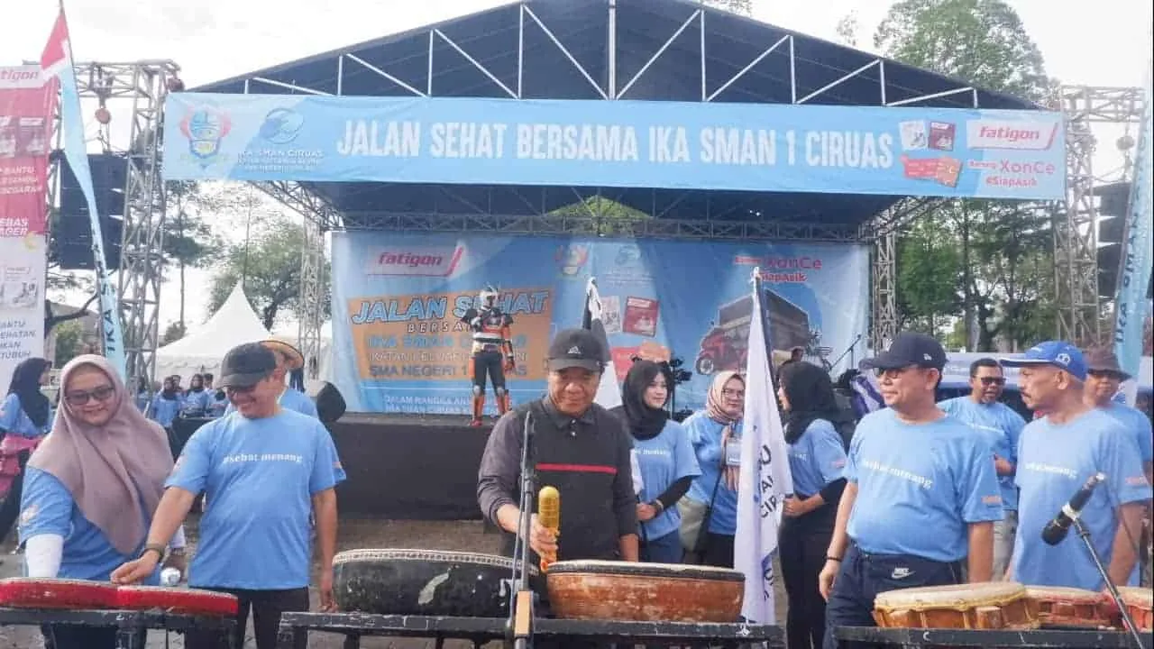 Pj Gubernur Banten Al Muktabar, membuka acara Jalan Sehat yang digagas IKA SMAN 1 Ciruas, di Alun – alun Barat, Kota Serang, Minggu (8/1/2023). (LUTHFI/SATELITNEWS.COM)