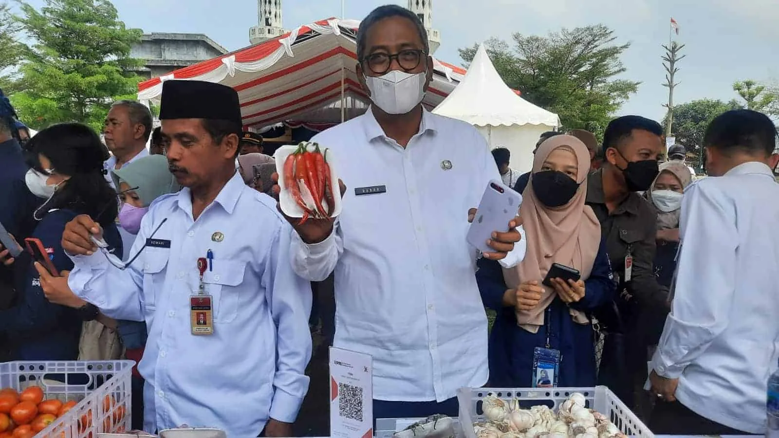 Kepala Dinas Perindustrian dan Perdagangan (Disperindag) Provinsi Banten, Babar Suharso, tunjukan stok pangan. (LUTHFI/SATELITNEWS.COM)