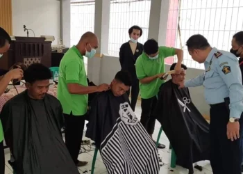 Warga binaan Rutan Kelas IIB Pandeglang, sedang mengikuti pelatihan potong rambut, di Aula Rutan Kelas IIB Pandeglang, Selasa (17/1/2023). (ISTIMEWA)