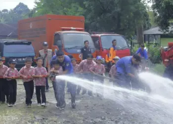 Petugas BPBDPK Pandeglang, sedang mengajarkan penggunaan alat Pemadam Kebakaran (Damkar) sejak dini, kepada pelajar di salah satu Sekolah Dasar (SD) di Pandeglang, Rabu (18/1/2023). (ISTIMEWA)