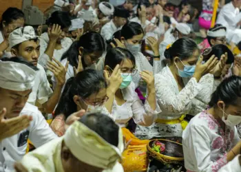 Foto Sembahyang Galungan di Pura Kerta Jaya Tangerang