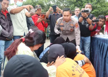 Ibu Anggota Gangster Meratap di Polsek Panongan, Minta Anaknya Dibebaskan