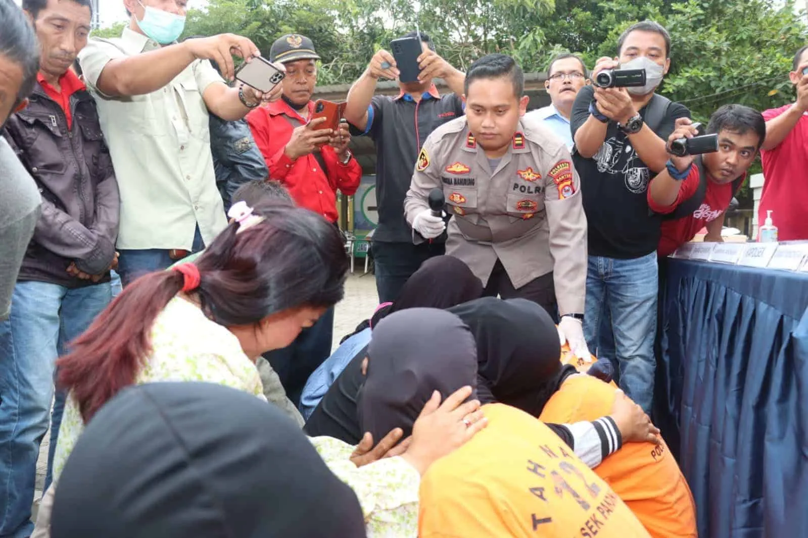 Ibu Anggota Gangster Meratap di Polsek Panongan, Minta Anaknya Dibebaskan