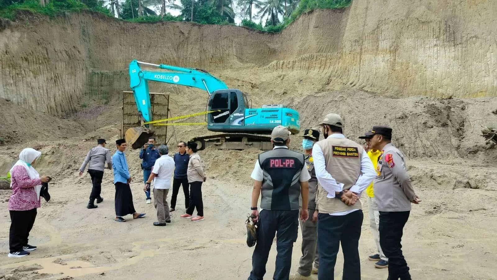 Petugas tertibkan galian tambang pasir. (DOKUMEN/SATELITNEWS.COM)