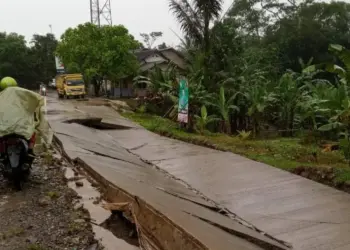 Salah satu ruas jalan Provinsi, yang rusak parah akibat bencana, beberapa waktu lalu. (ISTIMEWA)