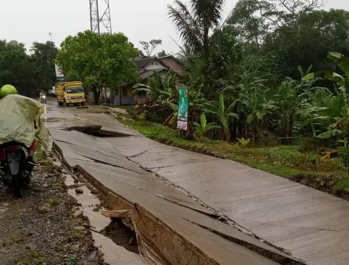 Salah satu ruas jalan Provinsi, yang rusak parah akibat bencana, beberapa waktu lalu. (ISTIMEWA)