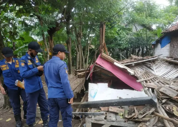 Diterjang Angin Kencang, Satu Rumah di Pakuhaji Roboh