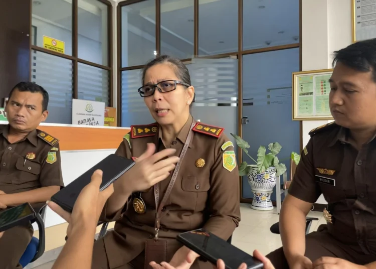 Kajari Pandeglang Helena Octavianne, didampingi jajarannya, sedang diwawancara soal pelimpah berkas perkara dugaan kasus pencabulan yang menyeret oknum anggota DPRD inisial Y, di Kantor Kejari Pandeglang, Kamis (5/1/2023). (NIPAL SUTIANA/SATELITNEWS.COM)