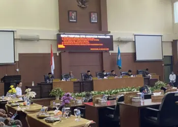 Pihak DPRD Pandeglang sedang melaksanakan Paripurna Penetepan Perubahan Komposisi Alat Kelengkapan DPRD Pandeglang, Rabu (11/1/2023). (NIPAL SUTIANA/SATELITNEWS.COM)