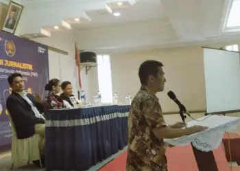 Mewakili Bupati Pandeglang, Plt Kepala Dinas Komunikasi, Informasi, Sandi dan Statistik (Diskomsantik) Pandeglang, Gunara, membuka acara Safari Jurnalistik dan Konferensi Kerja PWI Pandeglang, di kawasan Carita, Kabupaten Pandeglang, Jumat (13/1/2023). (MARDIANA/SATELITNEWS.COM)