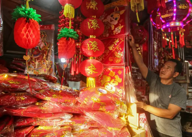 Foto Pedagang Pernak-Pernik Imlek di Pasar Lama Tangerang