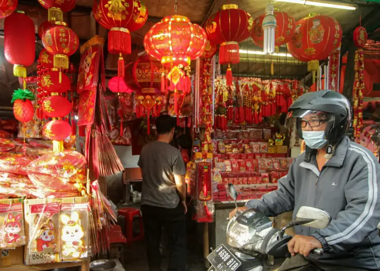 Foto Pedagang Pernak-Pernik Imlek di Pasar Lama Tangerang