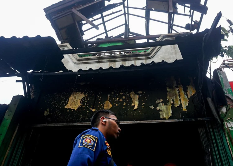 Foto Kebakaran Kios Laundry di Karawaci, Dua Orang Tewas