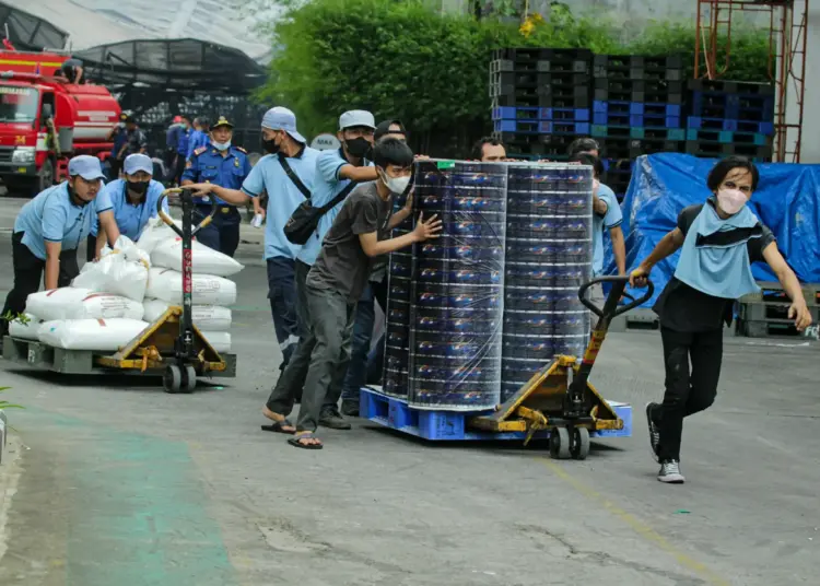 Foto Kebakaran Pabrik Kemasan Plastik di Tangerang