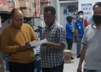 Anggota kepolisian lakukan olah TKP. (ISTIMEWA)