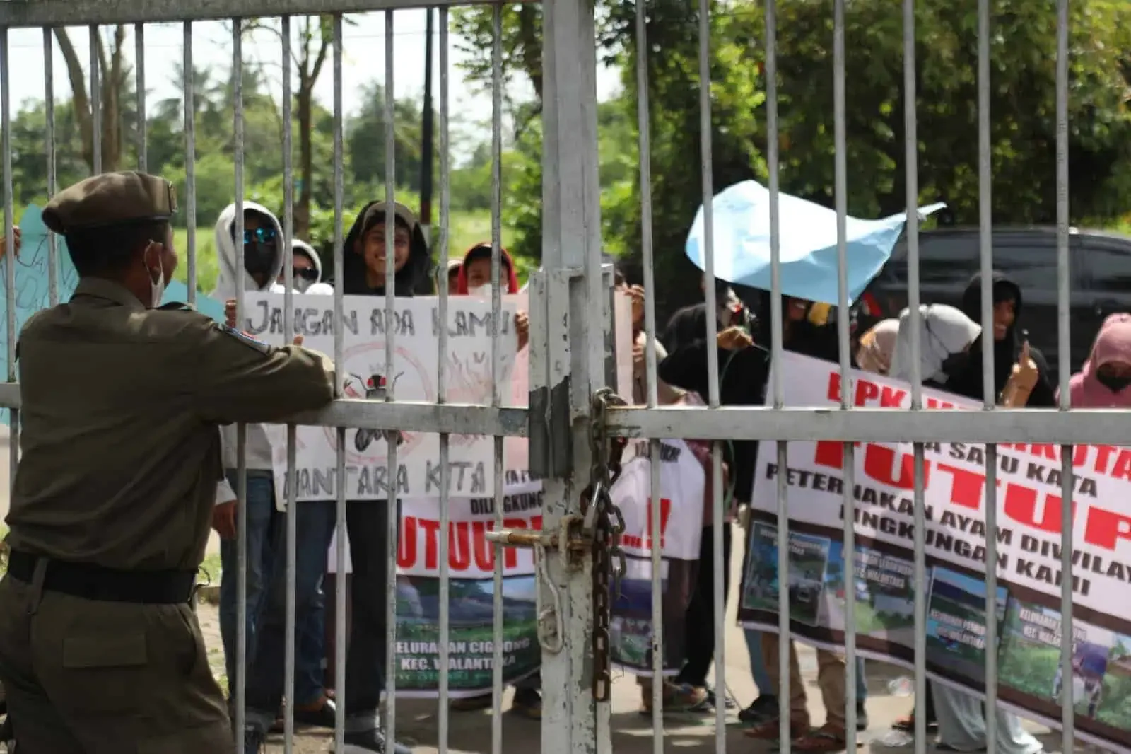 Warga Cigoong Kecamatan Walantaka Minta Peternakan Ayam Ditutup