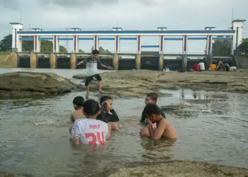 Foto Suasana Sore di Pintu Air 10 Kota Tangerang