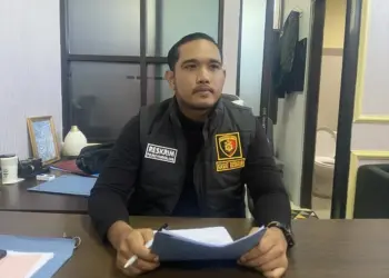 Kasat Reskrim Polres Pandeglang, AKP Shilton, sedang di wawancara wartawan, di ruang kerjanya, Selasa (24/1/2023). (NIPAL SUTIANA/SATELITNEWS.COM)