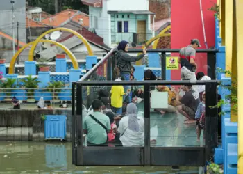 Foto Wisata Jembatan Berendeng Pada Akhir Pekan