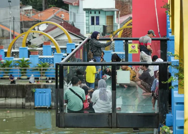 Foto Wisata Jembatan Berendeng Pada Akhir Pekan