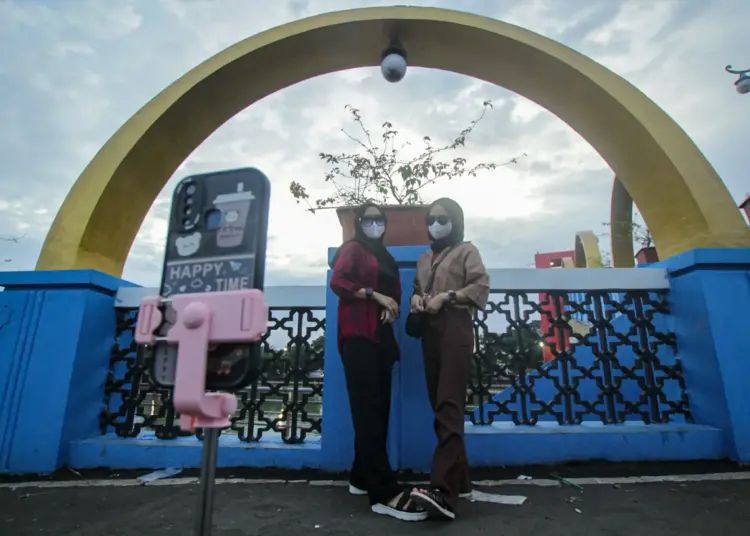 Foto Wisata Jembatan Berendeng Pada Akhir Pekan